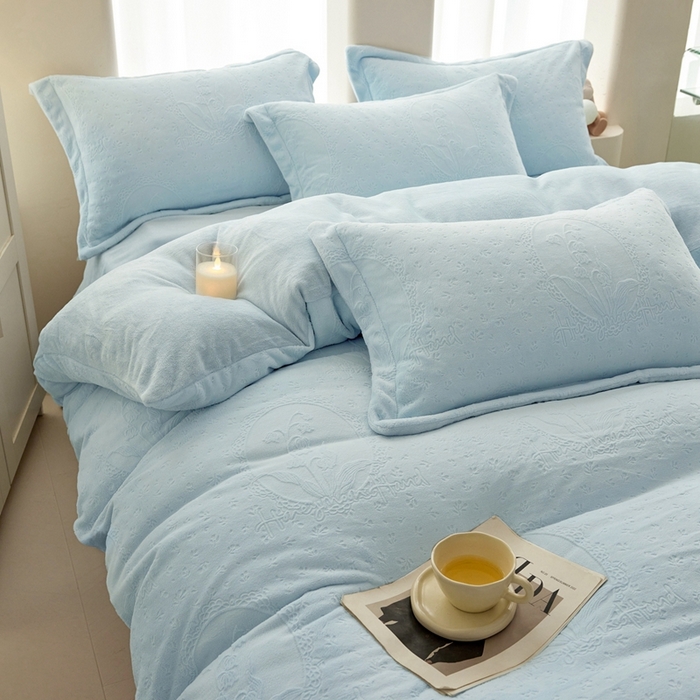 91家纺网 家纺一手货源 找家纺 亿梵 2025秋冬新款A类全消光牛奶绒立体5D雕花绒四件套 琳琅花语-天空蓝