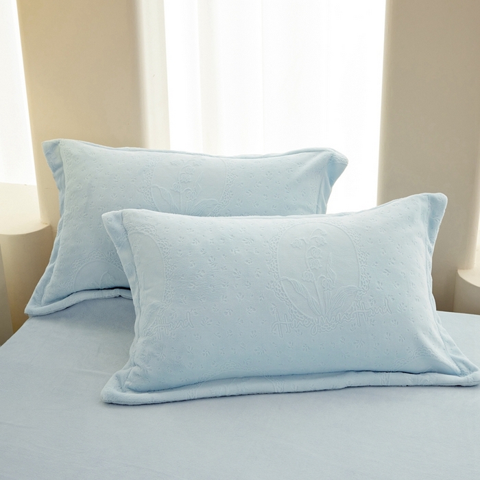 91家纺网 家纺一手货源 找家纺 亿梵 2025秋冬新款A类全消光牛奶绒立体5D雕花绒四件套 琳琅花语-天空蓝