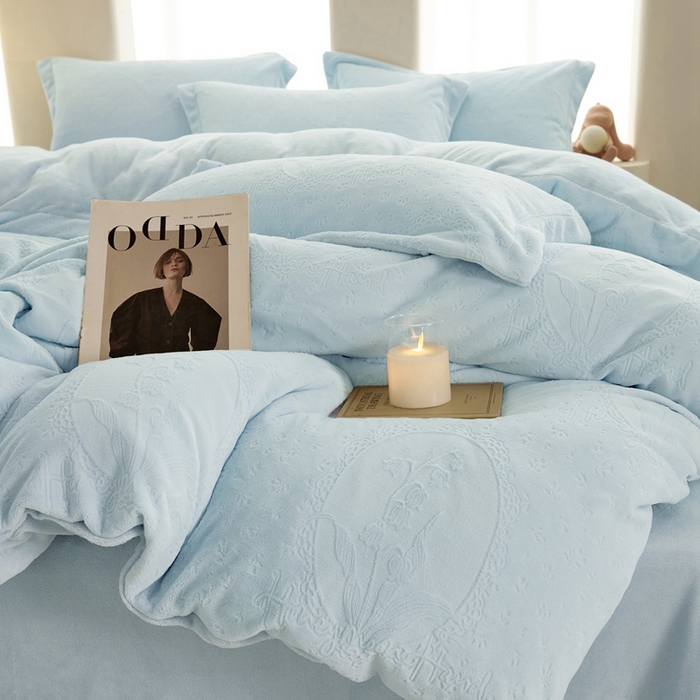 91家纺网 家纺一手货源 找家纺 亿梵 2025秋冬新款A类全消光牛奶绒立体5D雕花绒四件套 琳琅花语-天空蓝