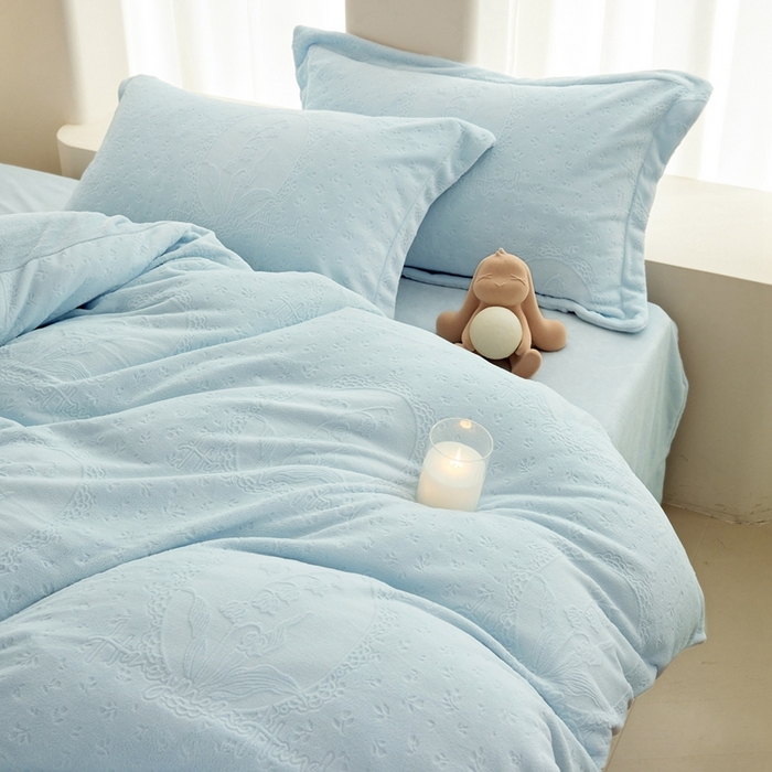 91家纺网 家纺一手货源 找家纺 亿梵 2025秋冬新款A类全消光牛奶绒立体5D雕花绒四件套 琳琅花语-天空蓝