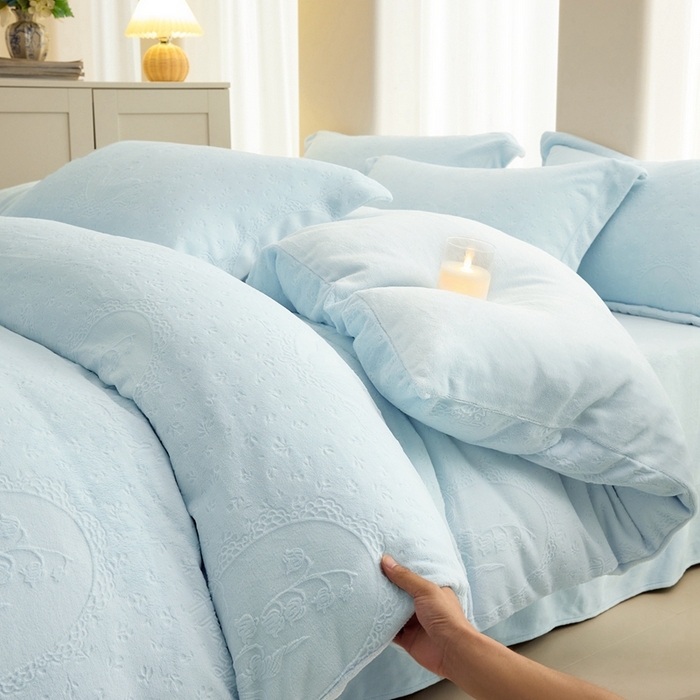 91家纺网 家纺一手货源 找家纺 亿梵 2025秋冬新款A类全消光牛奶绒立体5D雕花绒四件套 琳琅花语-天空蓝