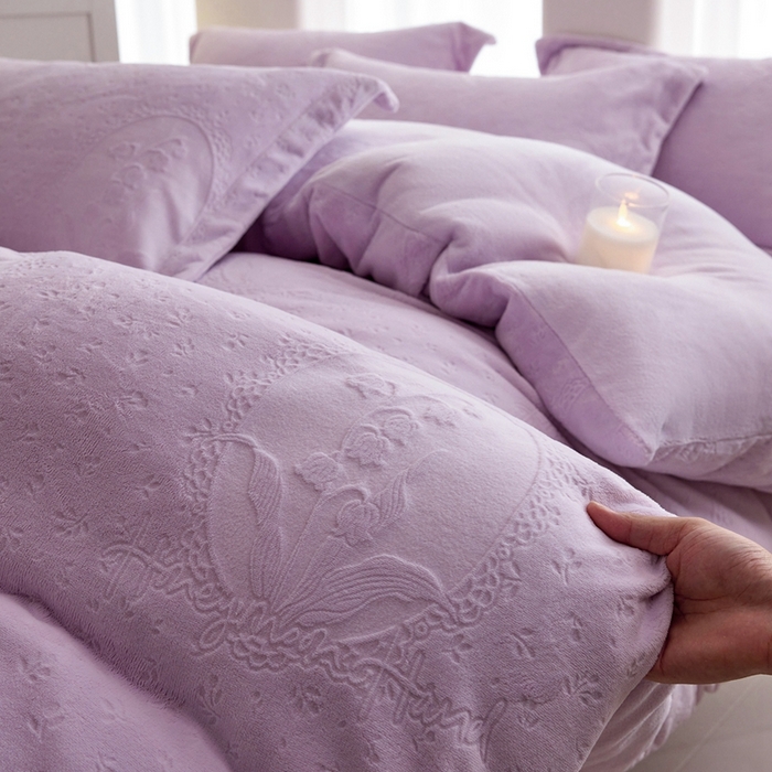 91家纺网 家纺一手货源 找家纺 亿梵 2025秋冬新款A类全消光牛奶绒立体5D雕花绒四件套 琳琅花语-新媚紫