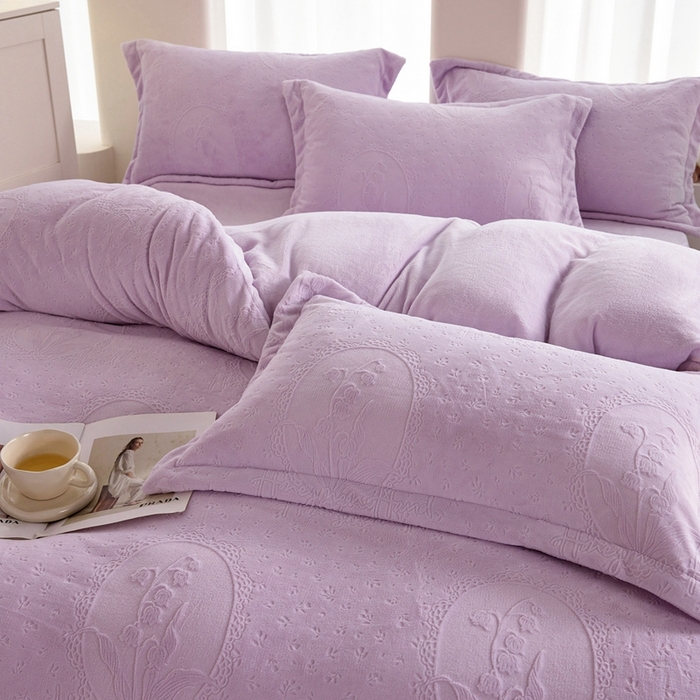 91家纺网 家纺一手货源 找家纺 亿梵 2025秋冬新款A类全消光牛奶绒立体5D雕花绒四件套 琳琅花语-新媚紫