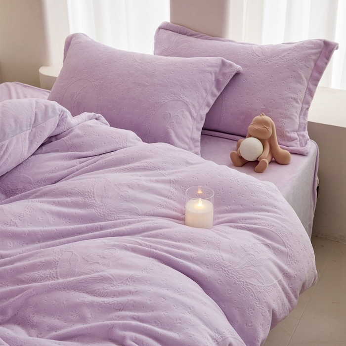 91家纺网 家纺一手货源 找家纺 亿梵 2025秋冬新款A类全消光牛奶绒立体5D雕花绒四件套 琳琅花语-新媚紫