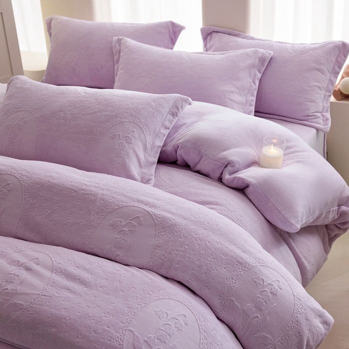 91家纺网 家纺一手货源 找家纺 亿梵 2025秋冬新款A类全消光牛奶绒立体5D雕花绒四件套 琳琅花语-新媚紫