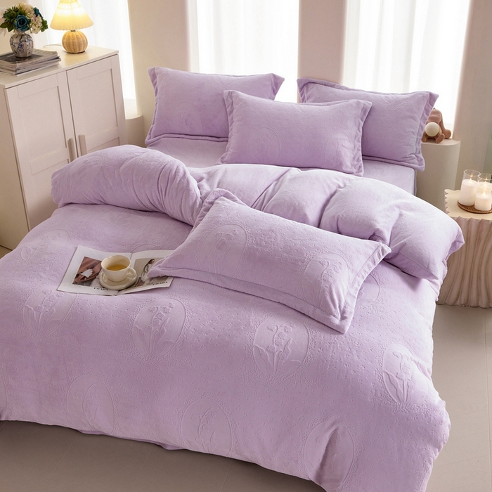 91家纺网 家纺一手货源 找家纺 亿梵 2025秋冬新款A类全消光牛奶绒立体5D雕花绒四件套 琳琅花语-新媚紫