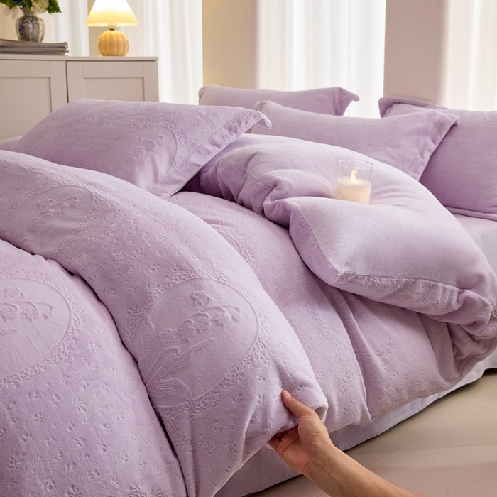 91家纺网 家纺一手货源 找家纺 亿梵 2025秋冬新款A类全消光牛奶绒立体5D雕花绒四件套 琳琅花语-新媚紫