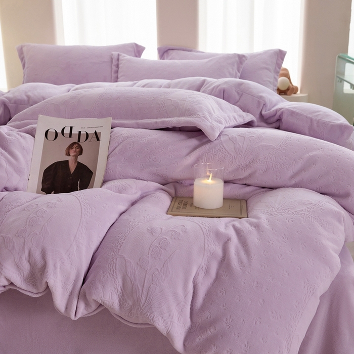 91家纺网 家纺一手货源 找家纺 亿梵 2025秋冬新款A类全消光牛奶绒立体5D雕花绒四件套 琳琅花语-新媚紫