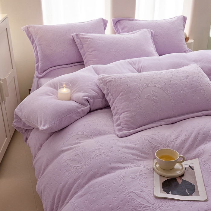 91家纺网 家纺一手货源 找家纺 亿梵 2025秋冬新款A类全消光牛奶绒立体5D雕花绒四件套 琳琅花语-新媚紫