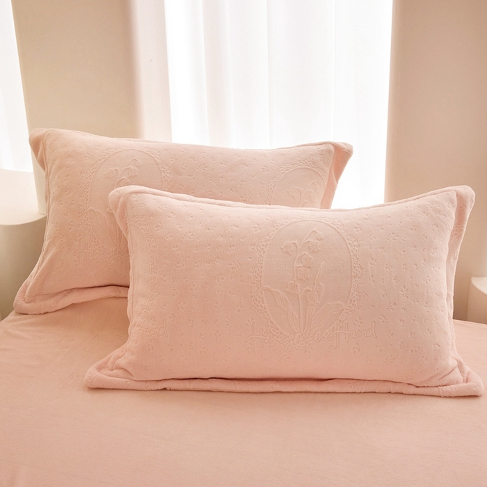 91家纺网 家纺一手货源 找家纺 亿梵 2025秋冬新款A类全消光牛奶绒立体5D雕花绒四件套 琳琅花语-樱花粉