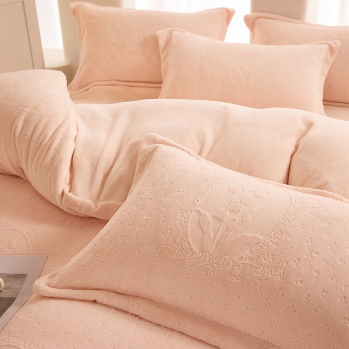 91家纺网 家纺一手货源 找家纺 亿梵 2025秋冬新款A类全消光牛奶绒立体5D雕花绒四件套 琳琅花语-樱花粉