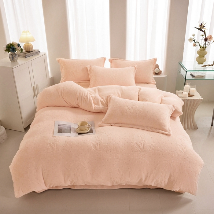 91家纺网 家纺一手货源 找家纺 亿梵 2025秋冬新款A类全消光牛奶绒立体5D雕花绒四件套 琳琅花语-樱花粉