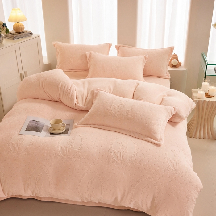 91家纺网 家纺一手货源 找家纺 亿梵 2025秋冬新款A类全消光牛奶绒立体5D雕花绒四件套 琳琅花语-樱花粉