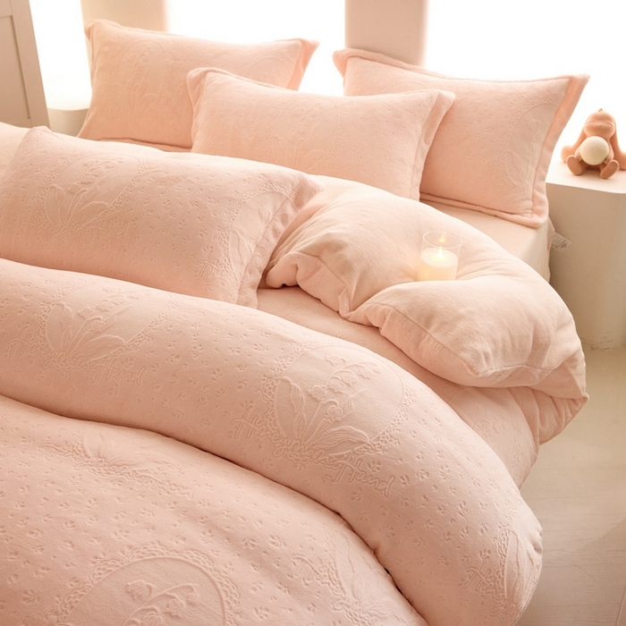 91家纺网 家纺一手货源 找家纺 亿梵 2025秋冬新款A类全消光牛奶绒立体5D雕花绒四件套 琳琅花语-樱花粉