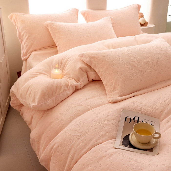 91家纺网 家纺一手货源 找家纺 亿梵 2025秋冬新款A类全消光牛奶绒立体5D雕花绒四件套 琳琅花语-樱花粉