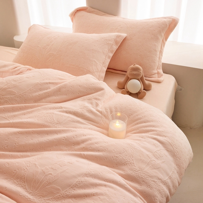 91家纺网 家纺一手货源 找家纺 亿梵 2025秋冬新款A类全消光牛奶绒立体5D雕花绒四件套 琳琅花语-樱花粉