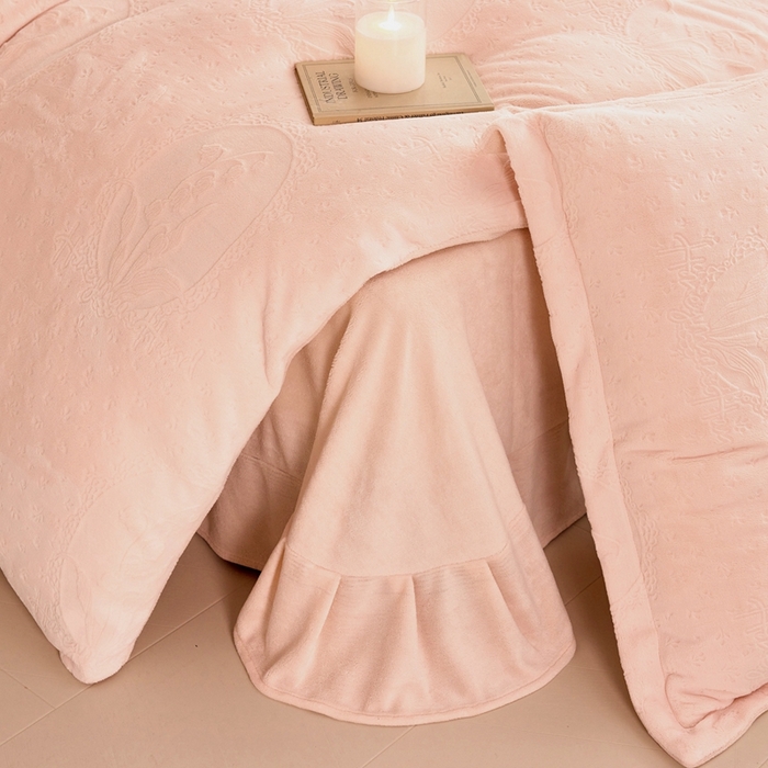 91家纺网 家纺一手货源 找家纺 亿梵 2025秋冬新款A类全消光牛奶绒立体5D雕花绒四件套 琳琅花语-樱花粉