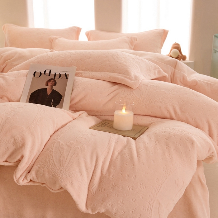 91家纺网 家纺一手货源 找家纺 亿梵 2025秋冬新款A类全消光牛奶绒立体5D雕花绒四件套 琳琅花语-樱花粉