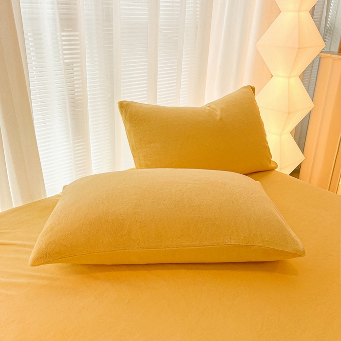 91家纺网 家纺一手货源 找家纺 悦织湾家纺 2025新款简约纯色牛奶绒四件套条纹轻奢时尚冬季加厚保暖床上用品学生宿舍三四件套 牛奶绒-浅黄