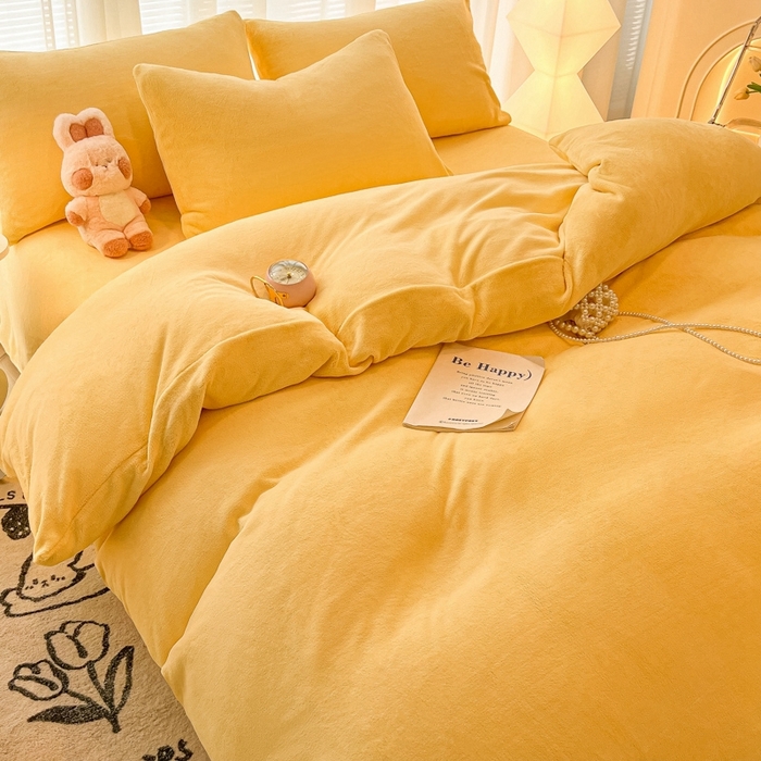 91家纺网 家纺一手货源 找家纺 悦织湾家纺 2025新款简约纯色牛奶绒四件套条纹轻奢时尚冬季加厚保暖床上用品学生宿舍三四件套 牛奶绒-浅黄