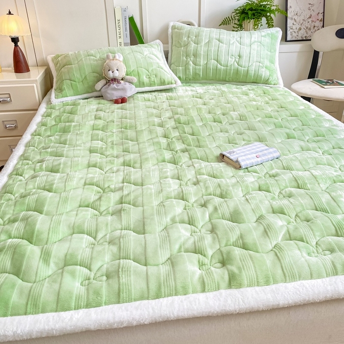 91家纺网 家纺一手货源 找家纺 （总）麒东家纺 2025新款牛奶绒睫毛绒条纹提花夹棉床垫