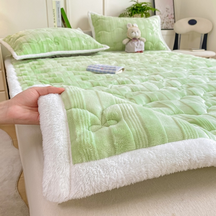 91家纺网 家纺一手货源 找家纺 （总）麒东家纺 2025新款牛奶绒睫毛绒条纹提花夹棉床垫