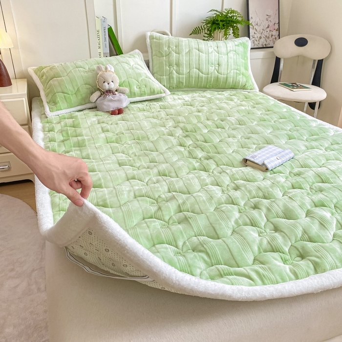 91家纺网 家纺一手货源 找家纺 （总）麒东家纺 2025新款牛奶绒睫毛绒条纹提花夹棉床垫