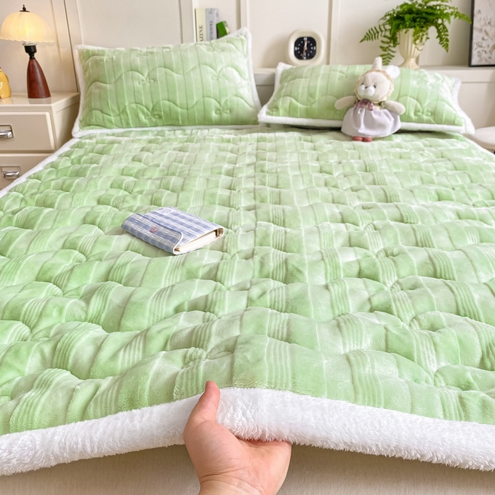 91家纺网 家纺一手货源 找家纺 （总）麒东家纺 2025新款牛奶绒睫毛绒条纹提花夹棉床垫