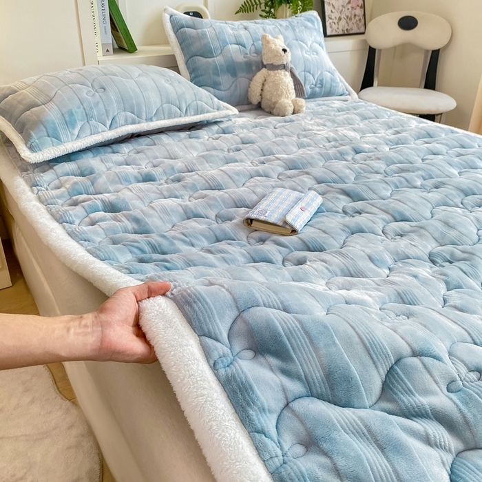 91家纺网 家纺一手货源 找家纺 麒东家纺 2025新款牛奶绒睫毛绒条纹提花夹棉床垫 浅蓝