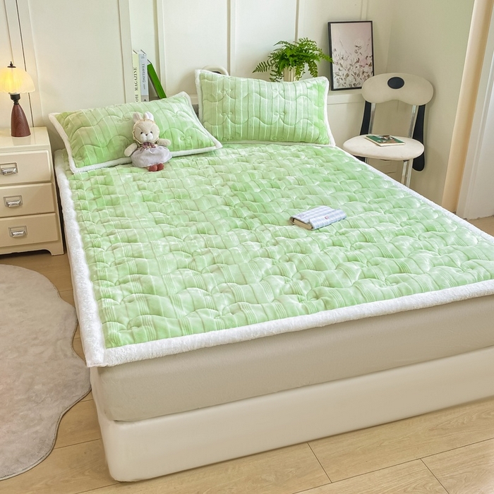 91家纺网 家纺一手货源 找家纺 （总）麒东家纺 2025新款牛奶绒睫毛绒条纹提花夹棉床垫