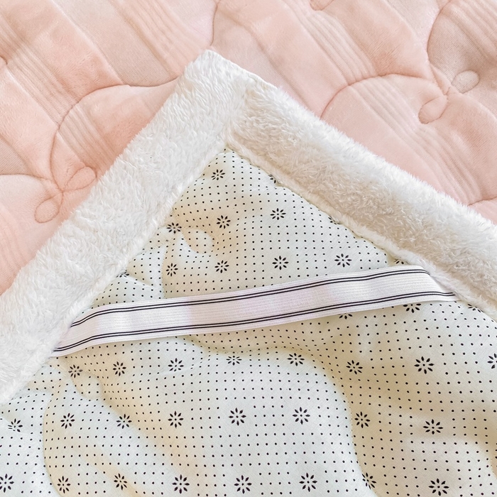 91家纺网 家纺一手货源 找家纺 麒东家纺 2025新款牛奶绒睫毛绒条纹提花夹棉床垫 浅粉