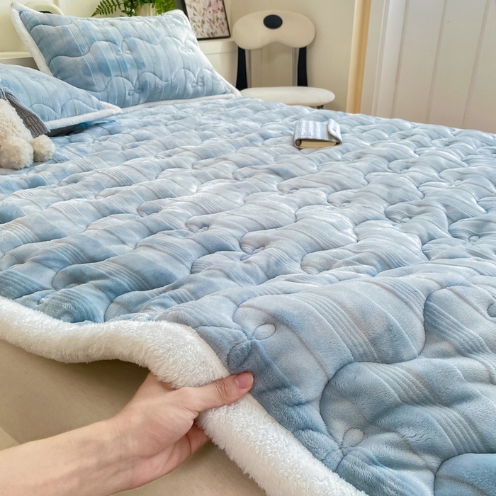 91家纺网 家纺一手货源 找家纺 麒东家纺 2025新款牛奶绒睫毛绒条纹提花夹棉床垫 浅蓝