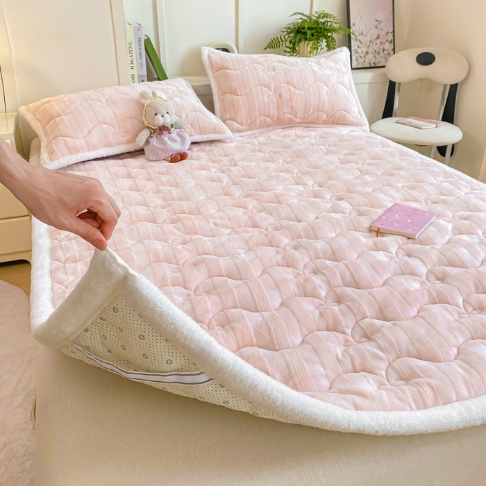 91家纺网 家纺一手货源 找家纺 麒东家纺 2025新款牛奶绒睫毛绒条纹提花夹棉床垫 浅粉