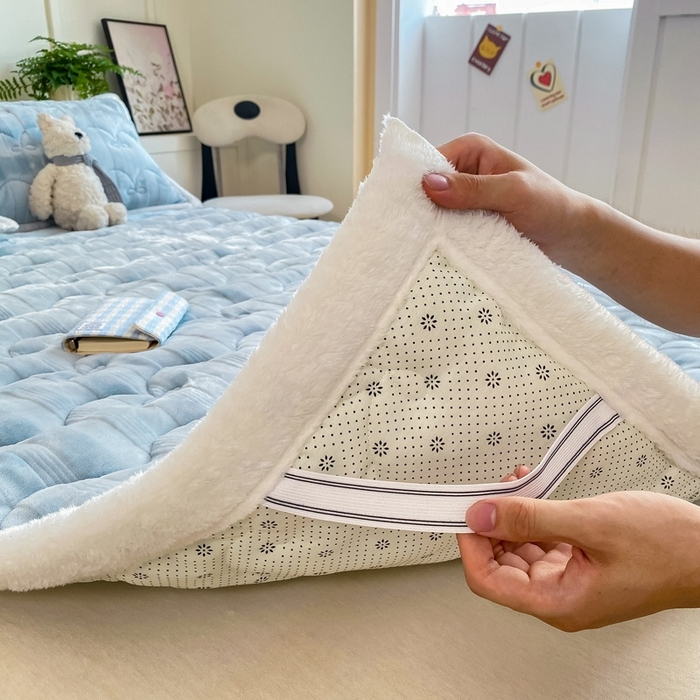 91家纺网 家纺一手货源 找家纺 麒东家纺 2025新款牛奶绒睫毛绒条纹提花夹棉床垫 浅蓝