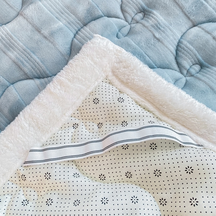 91家纺网 家纺一手货源 找家纺 麒东家纺 2025新款牛奶绒睫毛绒条纹提花夹棉床垫 浅蓝