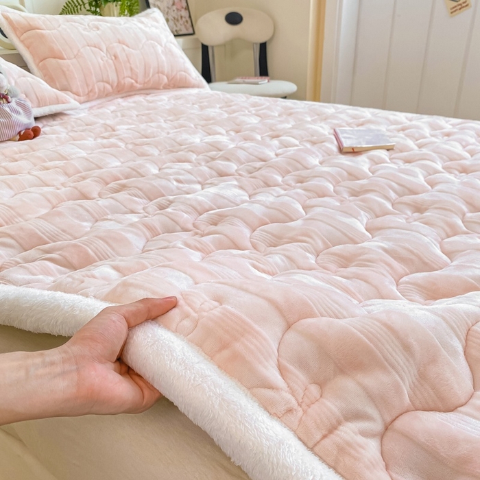 91家纺网 家纺一手货源 找家纺 麒东家纺 2025新款牛奶绒睫毛绒条纹提花夹棉床垫 浅粉