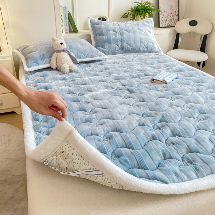 91家纺网 家纺一手货源 找家纺 麒东家纺 2025新款牛奶绒睫毛绒条纹提花夹棉床垫 浅蓝