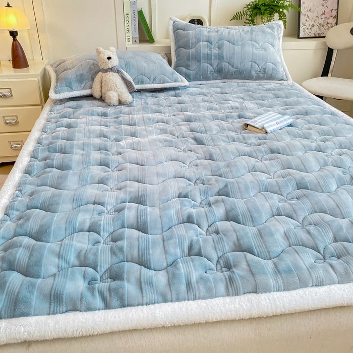 91家纺网 家纺一手货源 找家纺 麒东家纺 2025新款牛奶绒睫毛绒条纹提花夹棉床垫 浅蓝