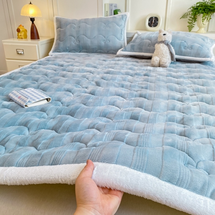 91家纺网 家纺一手货源 找家纺 麒东家纺 2025新款牛奶绒睫毛绒条纹提花夹棉床垫 浅蓝