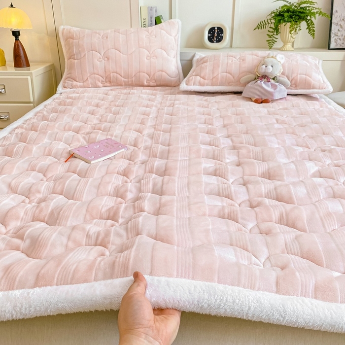 91家纺网 家纺一手货源 找家纺 麒东家纺 2025新款牛奶绒睫毛绒条纹提花夹棉床垫 浅粉