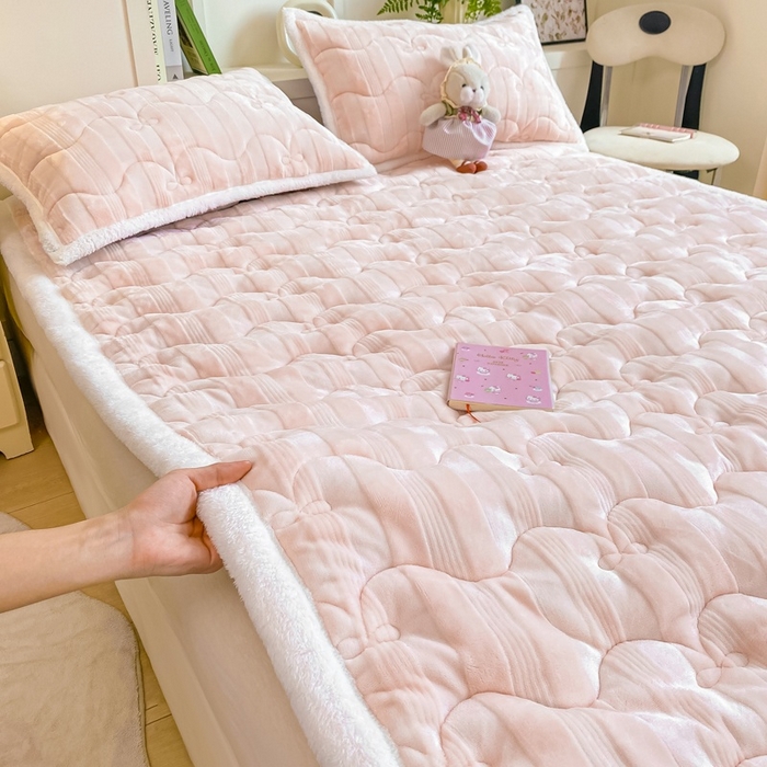 91家纺网 家纺一手货源 找家纺 麒东家纺 2025新款牛奶绒睫毛绒条纹提花夹棉床垫 浅粉
