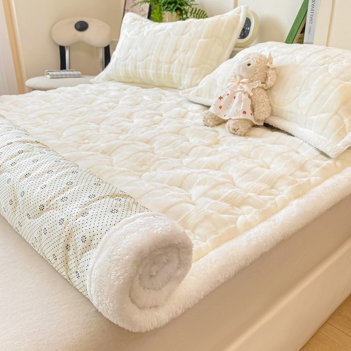 91家纺网 家纺一手货源 找家纺 （总）麒东家纺 2025新款牛奶绒睫毛绒条纹提花夹棉床垫