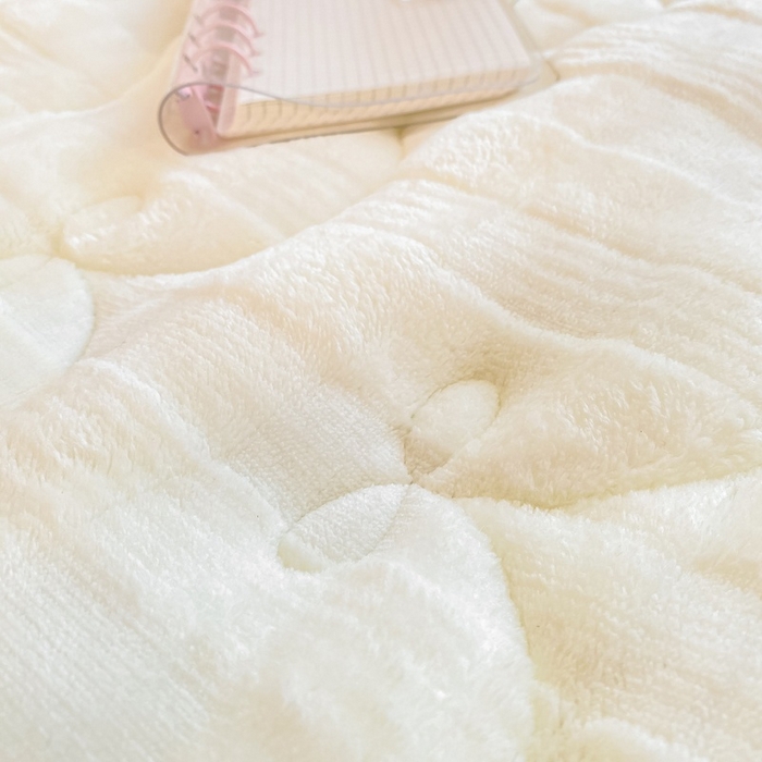 91家纺网 家纺一手货源 找家纺 麒东家纺 2025新款牛奶绒睫毛绒条纹提花夹棉床垫 奶白