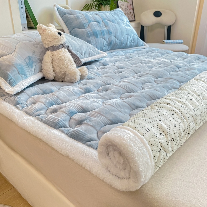 91家纺网 家纺一手货源 找家纺 麒东家纺 2025新款牛奶绒睫毛绒条纹提花夹棉床垫 浅蓝