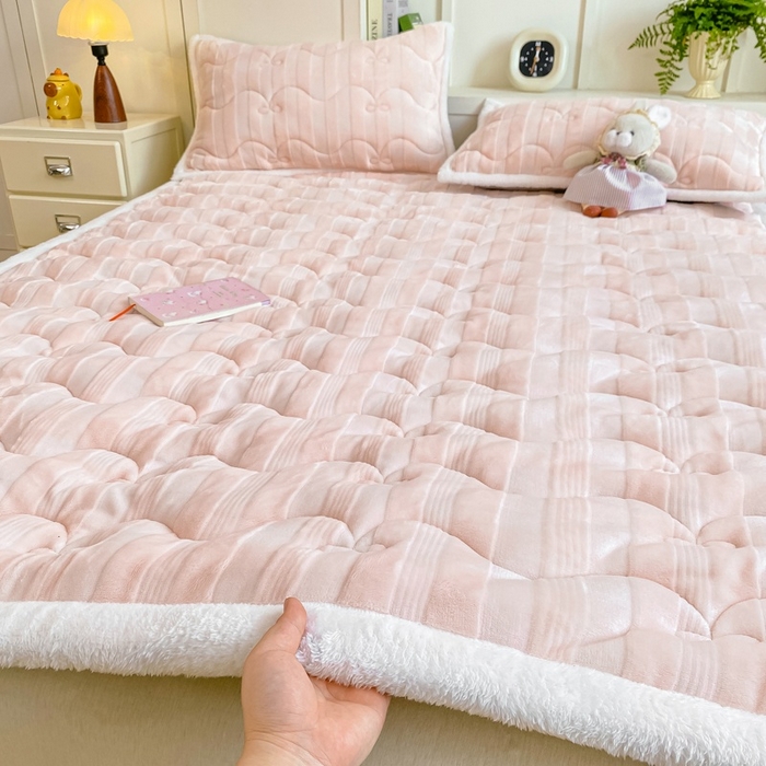 91家纺网 家纺一手货源 找家纺 麒东家纺 2025新款牛奶绒睫毛绒条纹提花夹棉床垫 浅粉