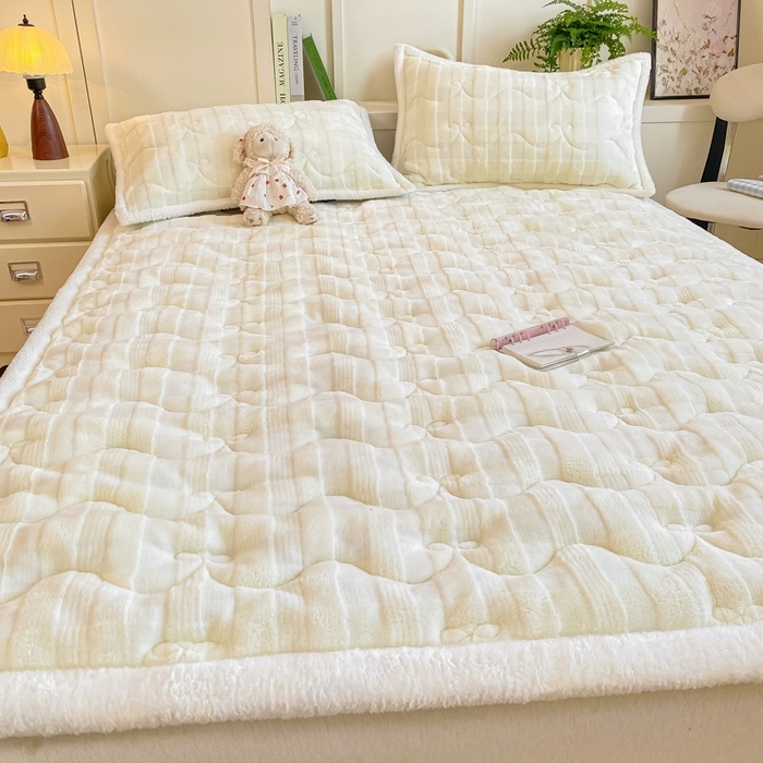 91家纺网 家纺一手货源 找家纺 麒东家纺 2025新款牛奶绒睫毛绒条纹提花夹棉床垫 奶白