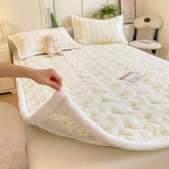 91家纺网 家纺一手货源 找家纺 麒东家纺 2025新款牛奶绒睫毛绒条纹提花夹棉床垫 奶白