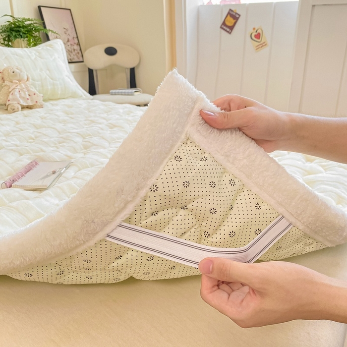 91家纺网 家纺一手货源 找家纺 麒东家纺 2025新款牛奶绒睫毛绒条纹提花夹棉床垫 奶白