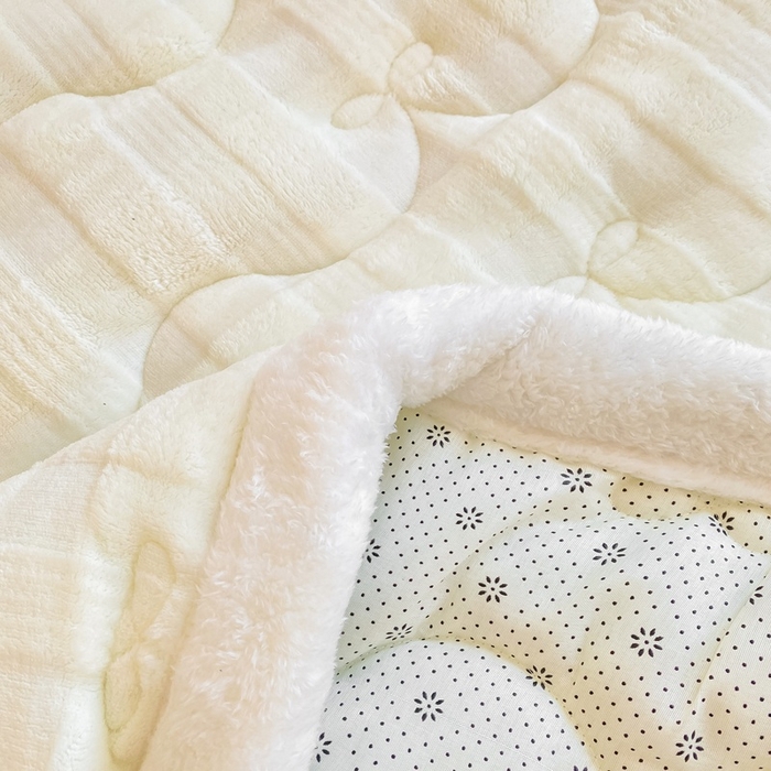 91家纺网 家纺一手货源 找家纺 麒东家纺 2025新款牛奶绒睫毛绒条纹提花夹棉床垫 奶白