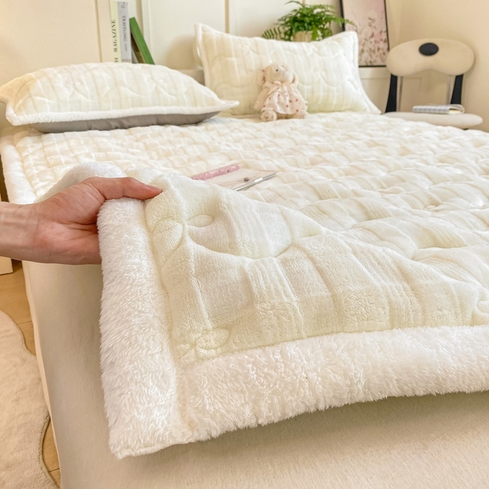 91家纺网 家纺一手货源 找家纺 麒东家纺 2025新款牛奶绒睫毛绒条纹提花夹棉床垫 奶白